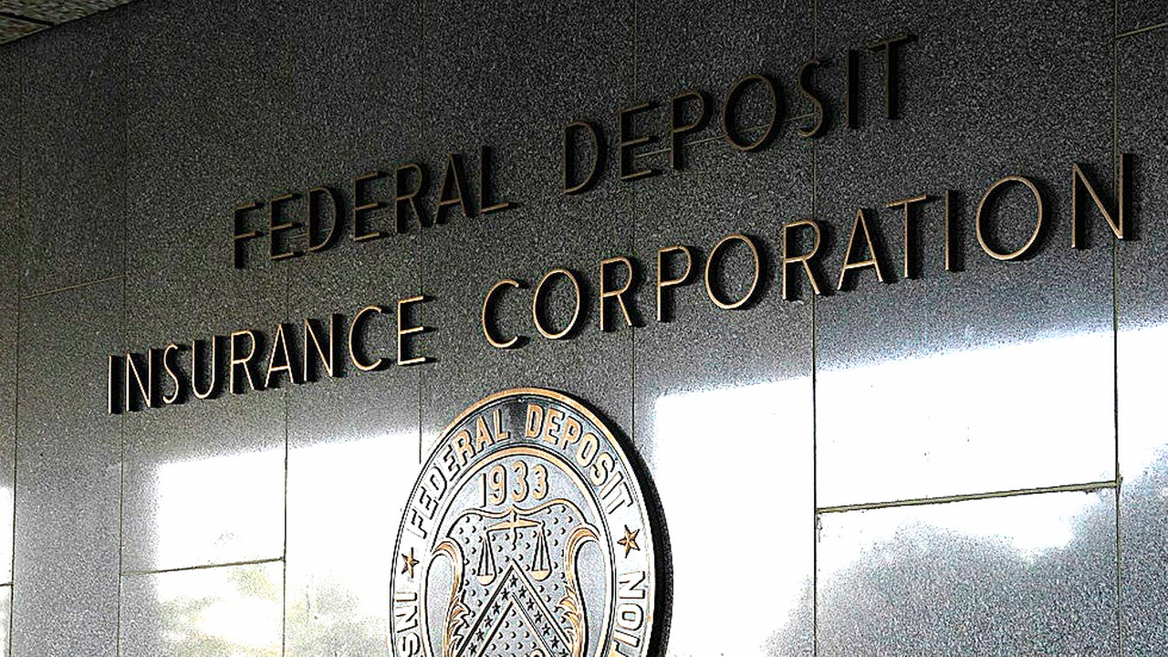 FDIC chief investigates US regulators policy on banks handling of crypto